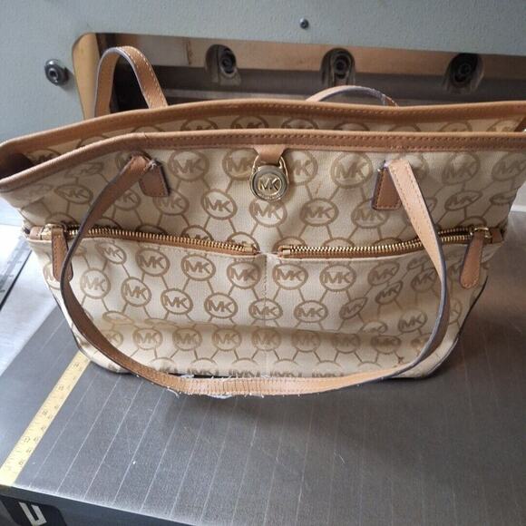 Michael Kors Handbags - Michael Kors Kempton Signature Medium Pocket Tote (Beige/Camel/Tan)